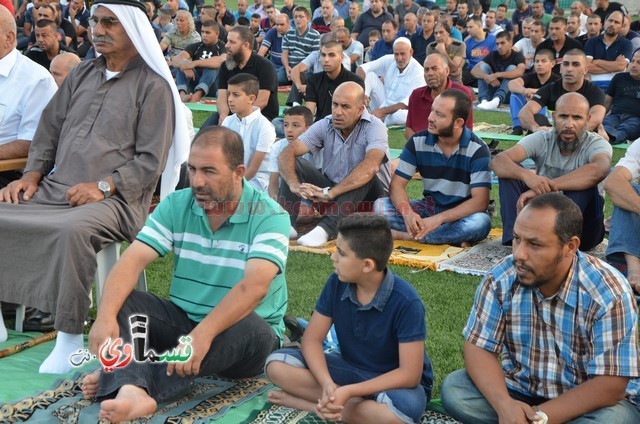 فيديو : المئات يؤدون صلاة عيد الأضحى والرئيس عادل بدير والأهالي يتصافحون ويهنئون ويعم السرور كل الحضور